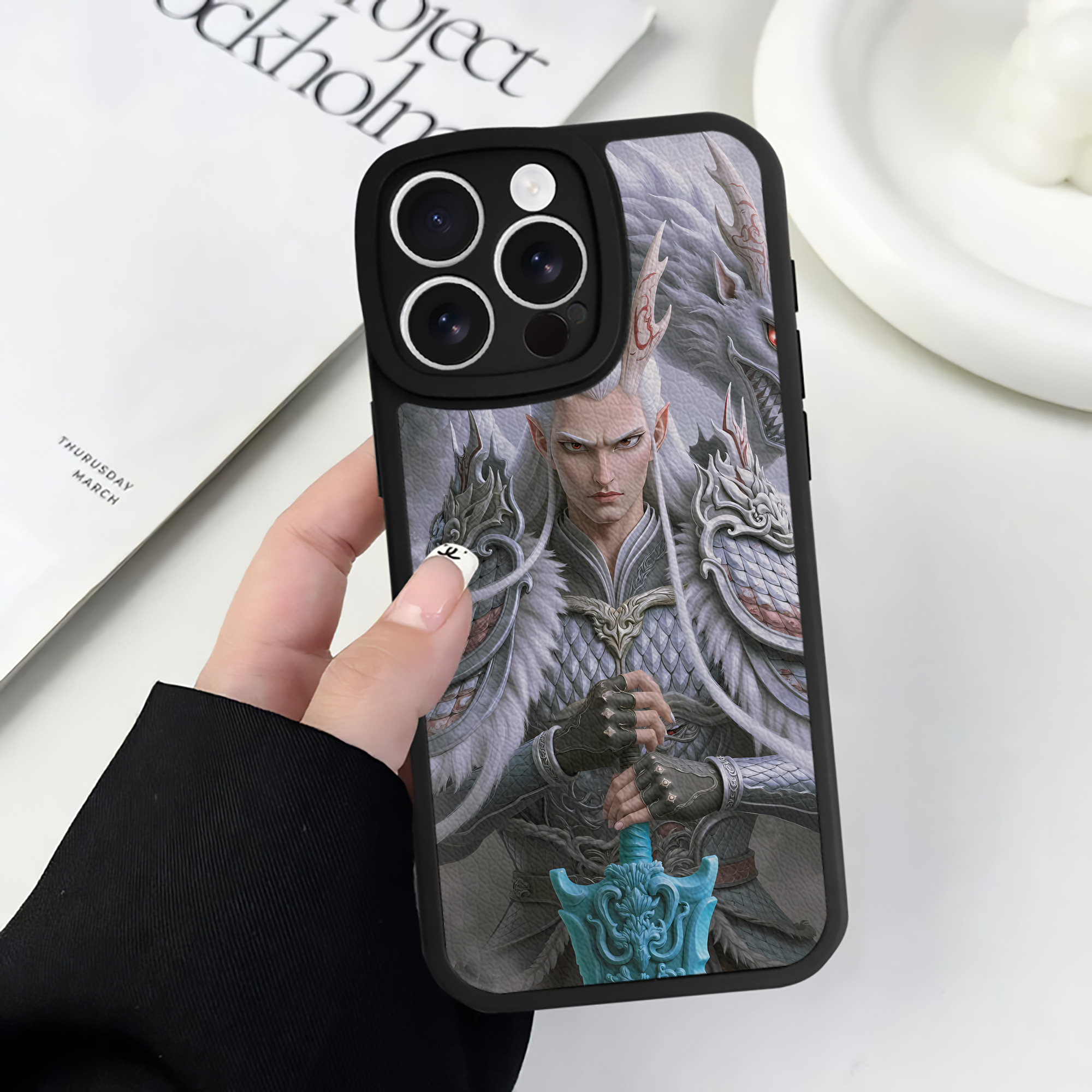 （画像用） Ne Zha 2 ナタ 魔童の大暴れ 【iPhone 16シリーズ対応】シリコンスマホケース（レザー調） 材質：シリコン